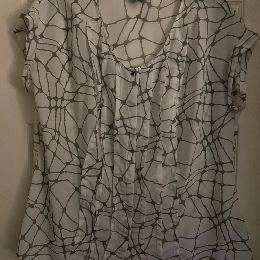 Worthington White and Gray Patterned Blouse